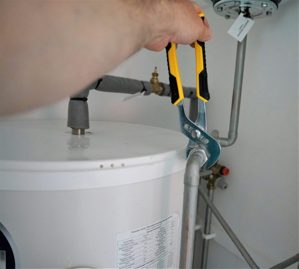 widoczny klucz hydrauliczny dokręcający bojler na wodę